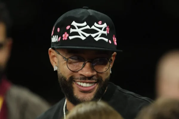 Memphis Depay renova com o Corinthians e põe fim à novela