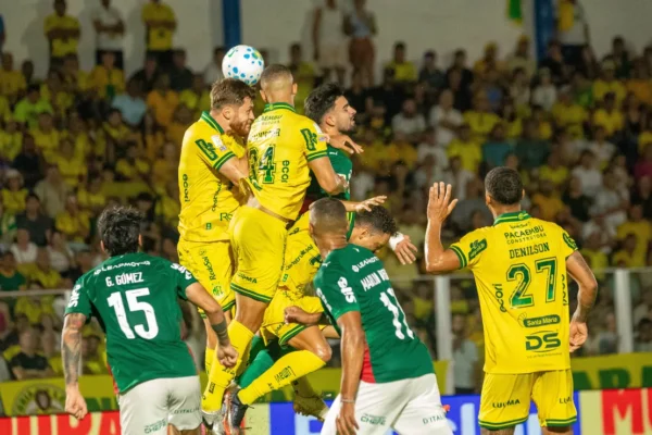 Palmeiras escorrega contra Mirassol e deixa Flamengo sonhar com a liderança