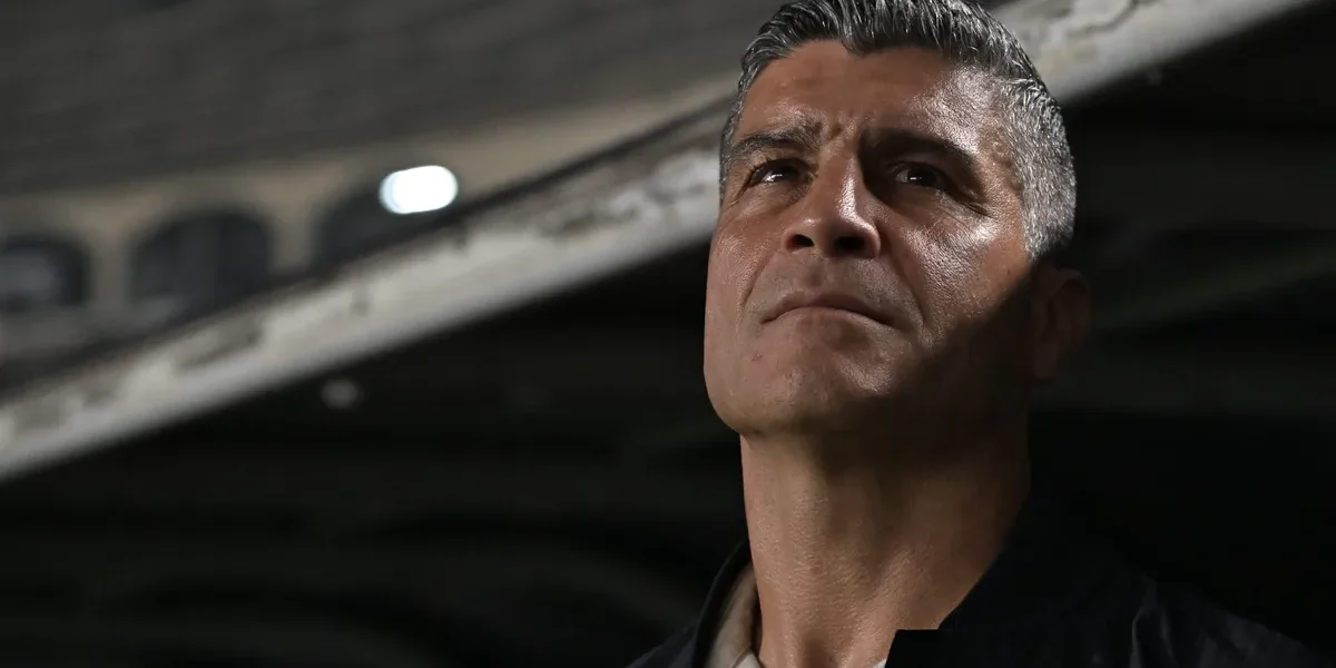 Pedro Emanuel se redime e Vasco vence Vitória com um a menos na Copa do Brasil