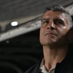 Pedro Emanuel se redime e Vasco vence Vitória com um a menos na Copa do Brasil