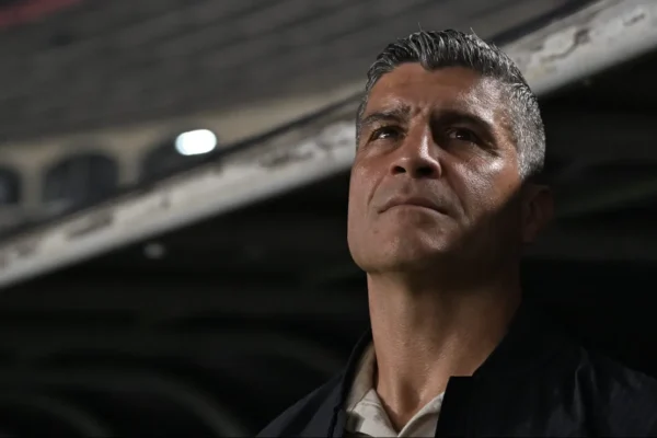 Pedro Emanuel se redime e Vasco vence Vitória com um a menos na Copa do Brasil
