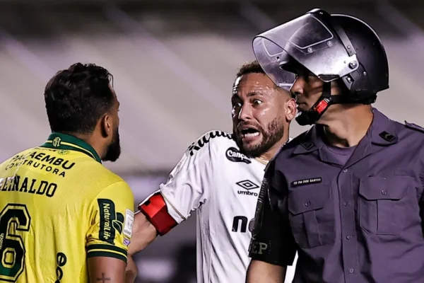 Cusparada em Reinaldo: Santos pode perder mando de campo por 10 jogos