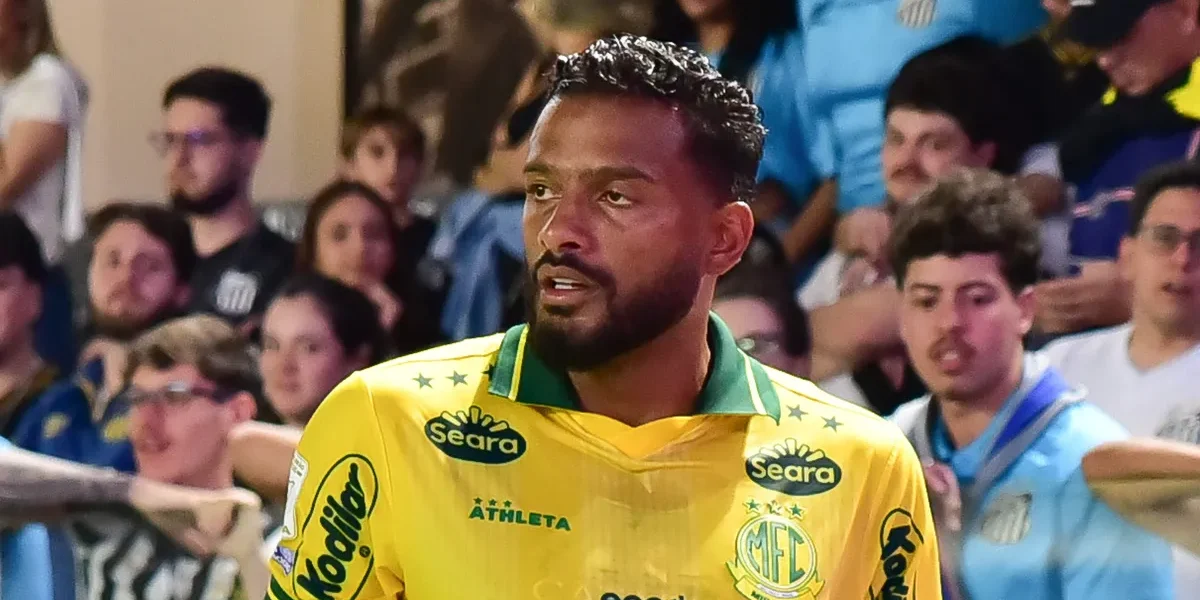 Cusparada em Reinaldo: Torcedor do Santos provoca clima tenso na Vila Belmiro