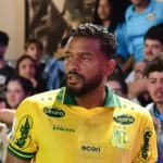 Cusparada em Reinaldo: Torcedor do Santos provoca clima tenso na Vila Belmiro