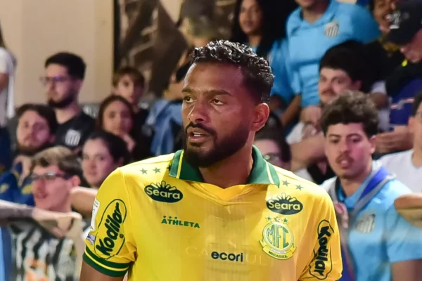 Cusparada em Reinaldo: Torcedor do Santos provoca clima tenso na Vila Belmiro