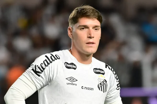 Rollheiser fora? Santos pode negociar meia na janela após nova derrota