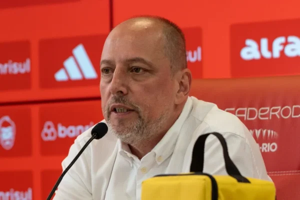 Inter de olho no mercado: proposta por Eliasson, do AEK, para fugir da degola