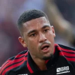 Samuel Lino brilha, Flamengo atropela Botafogo e pressiona o Palmeiras