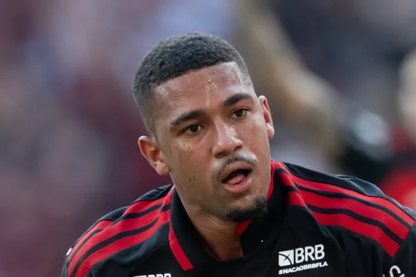 Samuel Lino brilha, Flamengo atropela Botafogo e pressiona o Palmeiras