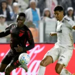 Santos tropeça na Vila: Furacão vence por 2 a 0 e Peixe afunda no Z4