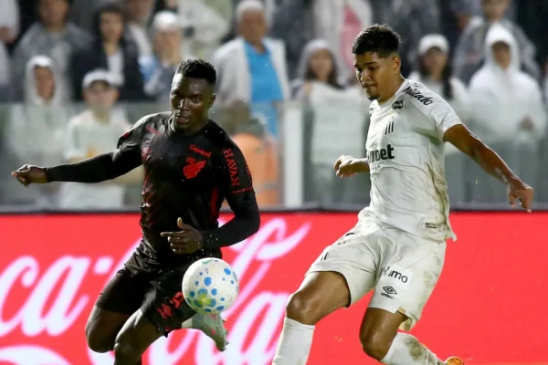 Santos tropeça na Vila: Furacão vence por 2 a 0 e Peixe afunda no Z4