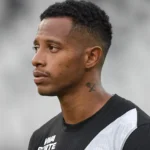 Vasco domina, mas perde chances e é goleado pelo Santos em São Januário