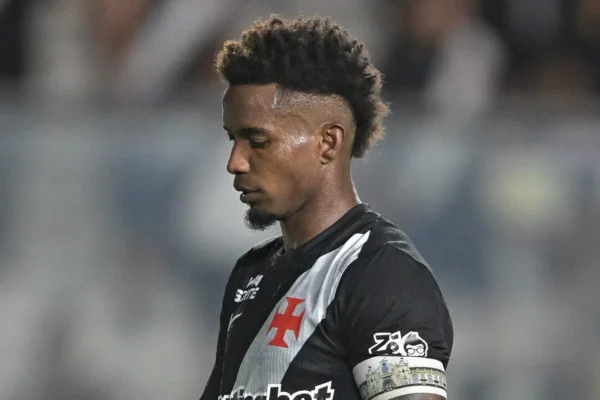 Thiago Mendes assume liderança e vira esperança do Vasco na Série A