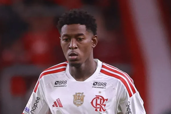 Vitão vira xerife do Flamengo e números provam que ele merece a vaga