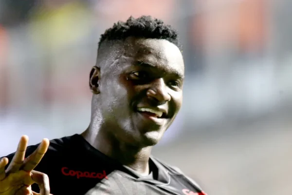 Athletico-PR pede R$ 88 milhões e cria disputa pelo artilheiro Kevin Viveros