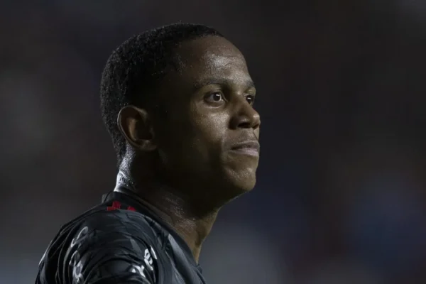 Flamengo endurece e trava saída de Wallace Yan para o Bragantino