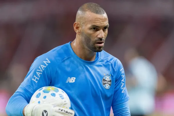 Weverton apoia novas regras, mas alerta: ‘E se o goleiro estiver sangrando?’