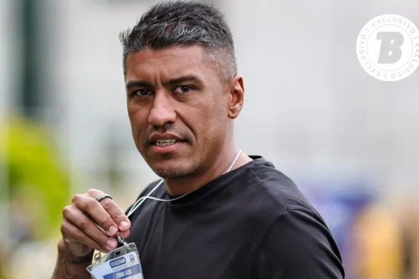 Paulinho detona árbitro após eliminação: ‘Se entendesse da regra…’