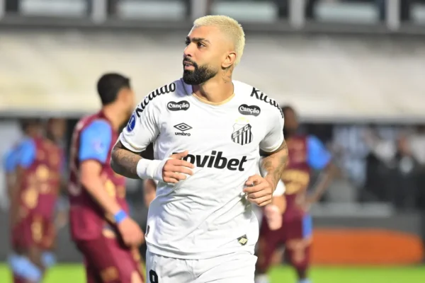 Gabigol faz 100º gol, Santos vira sobre Macará e larga na frente na Sul-Americana