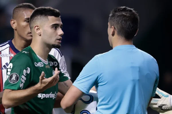Andreas Pereira suspenso por 2 jogos e desfalca Palmeiras contra a LDU