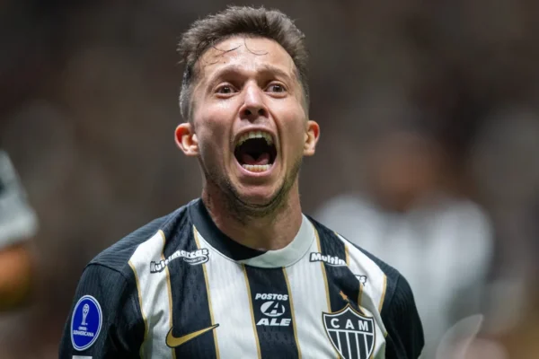 Bernard assume protagonismo e vira artilheiro isolado do Galo