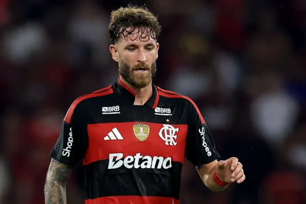 Léo Pereira fora! Flamengo poupa zagueiro e muda time contra o Cruzeiro