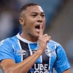 Corinthians de olho em Carlos Vinícius se Yuri Alberto sair, diz jornalista