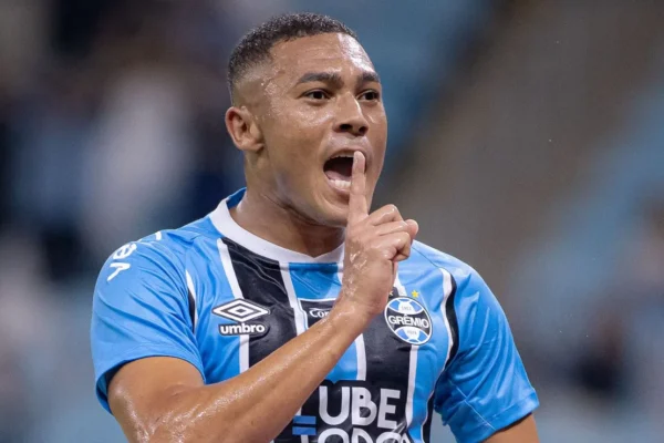 Corinthians de olho em Carlos Vinícius se Yuri Alberto sair, diz jornalista