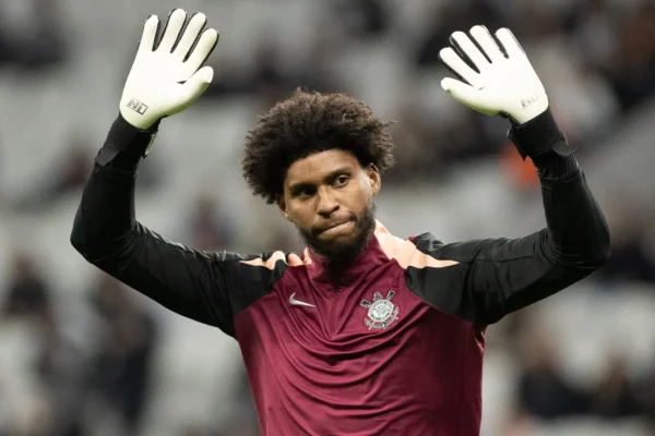 Hugo Souza falha, Corinthians perde e fica em maus lençóis na Copa do Brasil