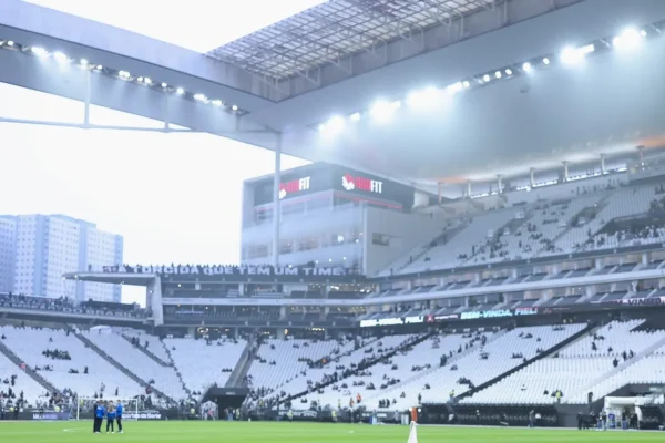 Gramado da Neo Química Arena vira dor de cabeça no Corinthians
