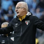 Dorival Júnior paga o preço: estratégia falha e São Paulo perde de virada para o Grêmio