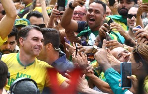 Flávio Bolsonaro atrai 8,9 mil apoiadores em Copacabana, aponta USP