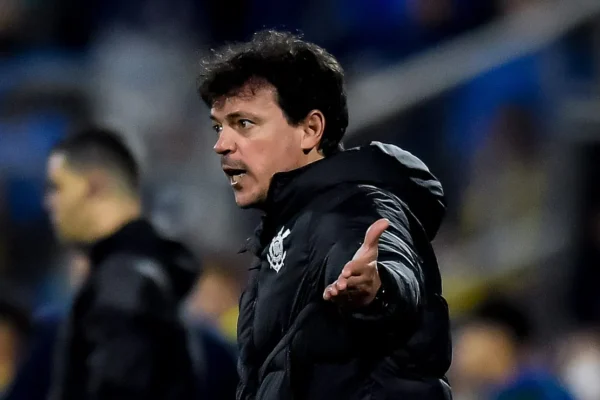 Diniz aprende com a Copa do Brasil e Corinthians sobrevive na Argentina