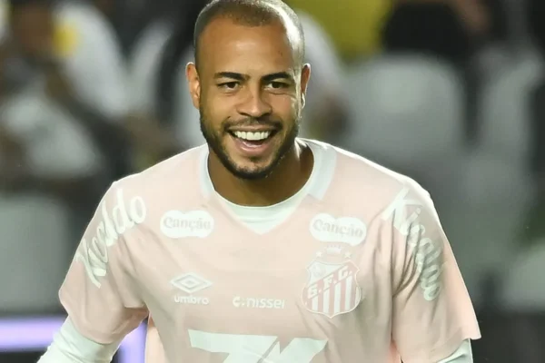 Mayke na mira do Sport: lateral livre no mercado após saída do Santos