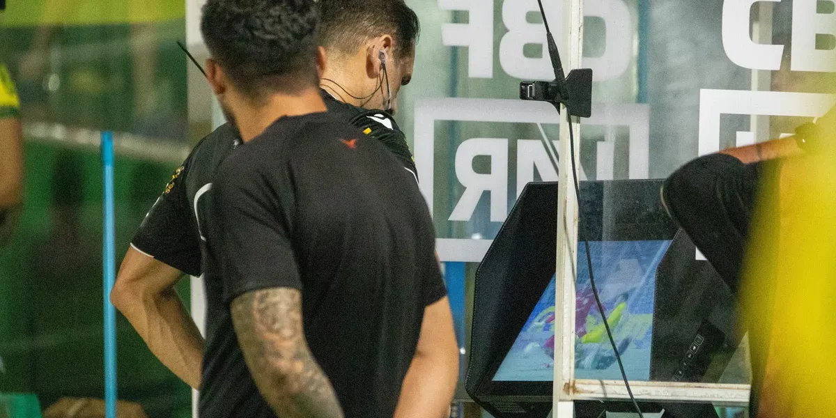 VAR corrige erro de Gobi, anula pênalti polêmico e Palmeiras segue líder após empate