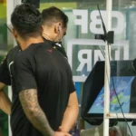 VAR corrige erro de Gobi, anula pênalti polêmico e Palmeiras segue líder após empate