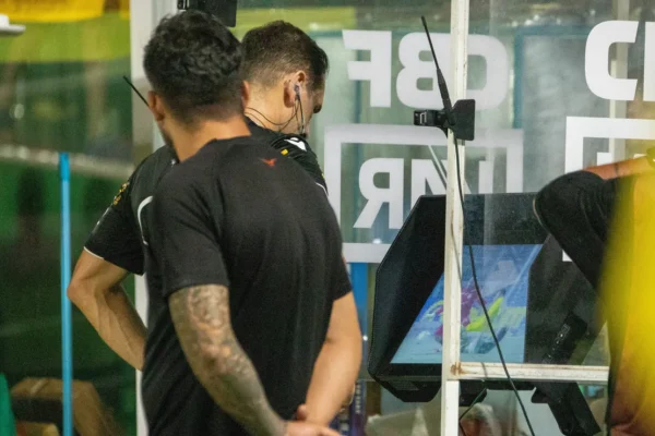 VAR corrige erro de Gobi, anula pênalti polêmico e Palmeiras segue líder após empate