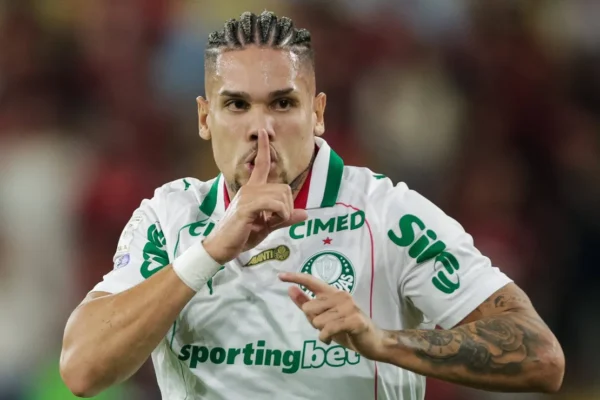 Paulinho lesiona adutor e vira preocupação no Palmeiras