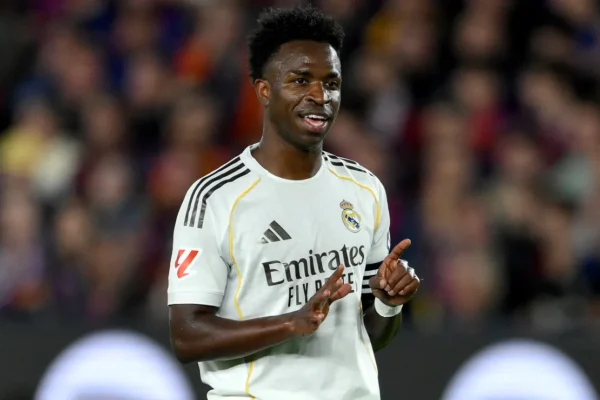 Mourinho cobra acordo: Real precisa renovar com Vini Jr. até 2031