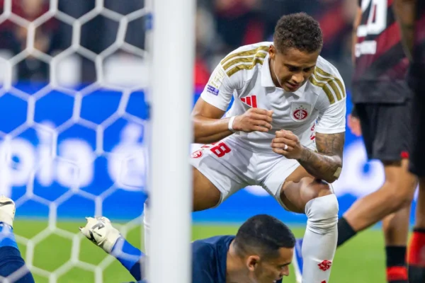 Vitinho perde gol inacreditável e Inter se afunda na crise: 18º no Brasileirão