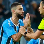 Corinthians propõe troca de jogadores ao Grêmio para fechar com Wagner Leonardo