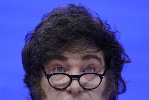 Pobreza na Argentina cresce e pressiona Milei antes das eleições