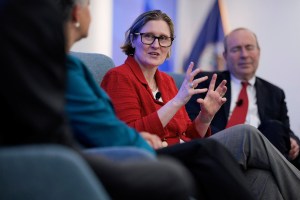 Fed: Inflação Persistente Pode Forçar Novas Altas de Juros nos EUA