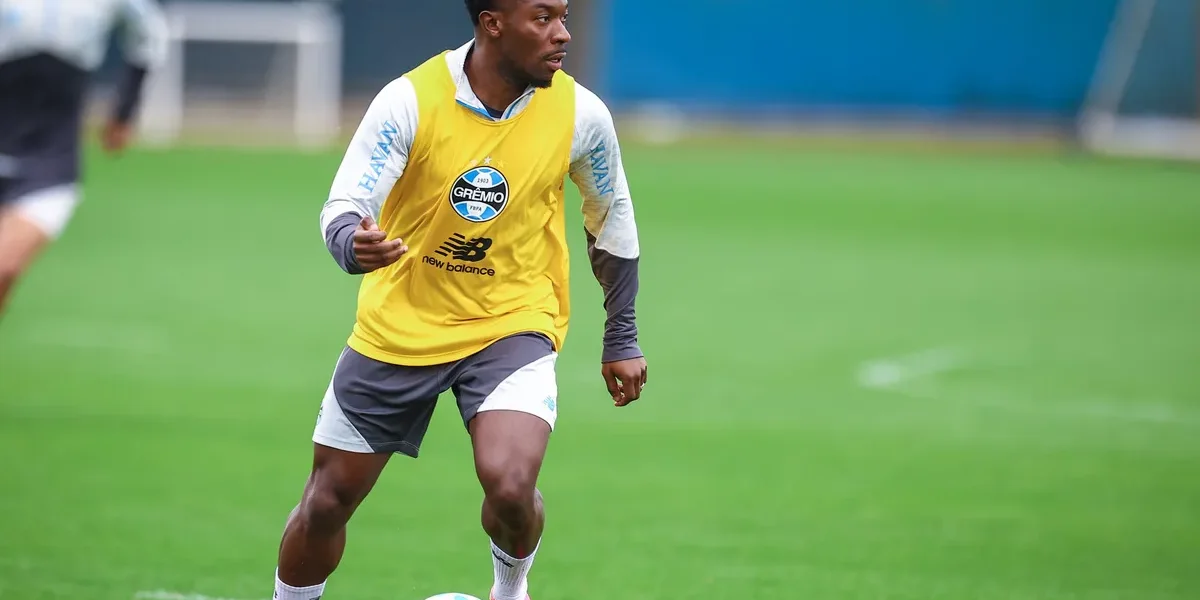 Amuzu treina no Grêmio, mas fica fora contra o Botafogo