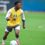 Amuzu treina no Grêmio, mas fica fora contra o Botafogo