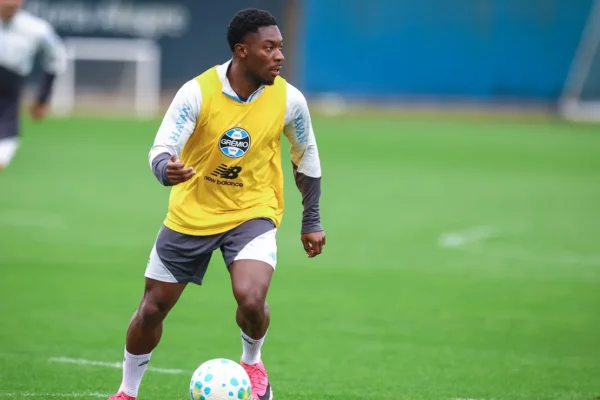 Amuzu treina no Grêmio, mas fica fora contra o Botafogo