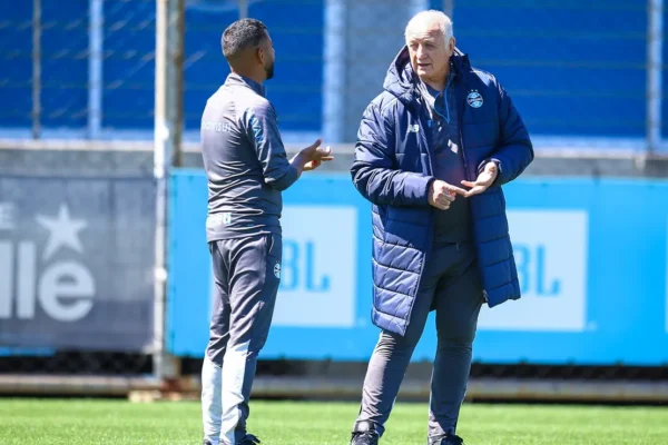Felipão assume Grêmio contra Botafogo com comissão caseira