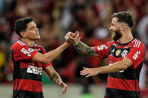 Erros de Léo Pereira e Ayrton Lucas custam caro ao Flamengo no Maracanã
