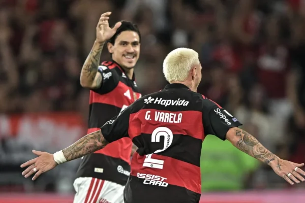 Varela surpreende e Flamengo vence Bragantino no Maracanã