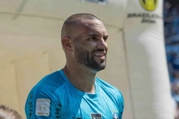 Weverton brilha, mas vira dor de cabeça antes de Gre-Nal
